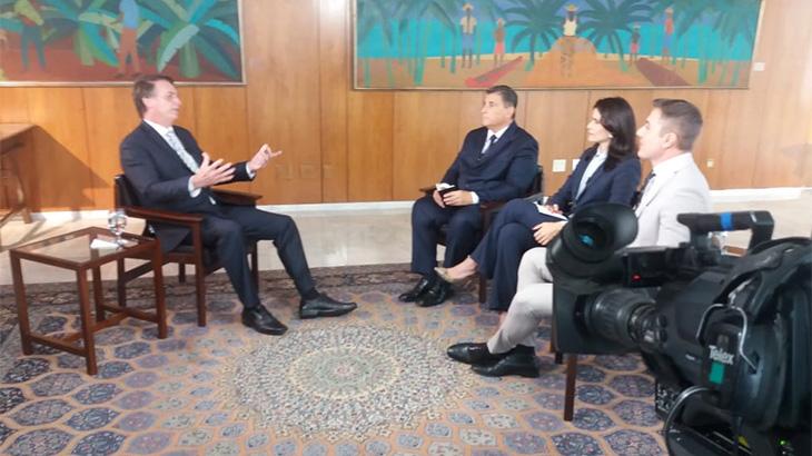 Jair Bolsonaro dando entrevista para Carlos Nascimento, Débora Bergamasco e Thiago Nolasco