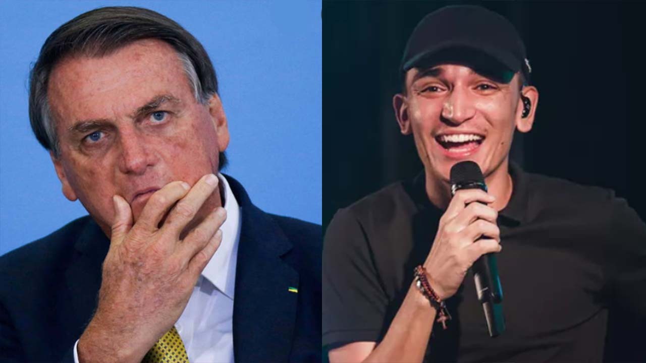 Jair Bolsonaro com a mão na boca; João Gomes sorrindo com microfone na mão