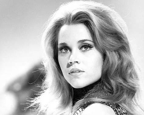 Aos 80 anos, Jane Fonda se arrepende de plásticas: \"queria ter sido mais forte\"