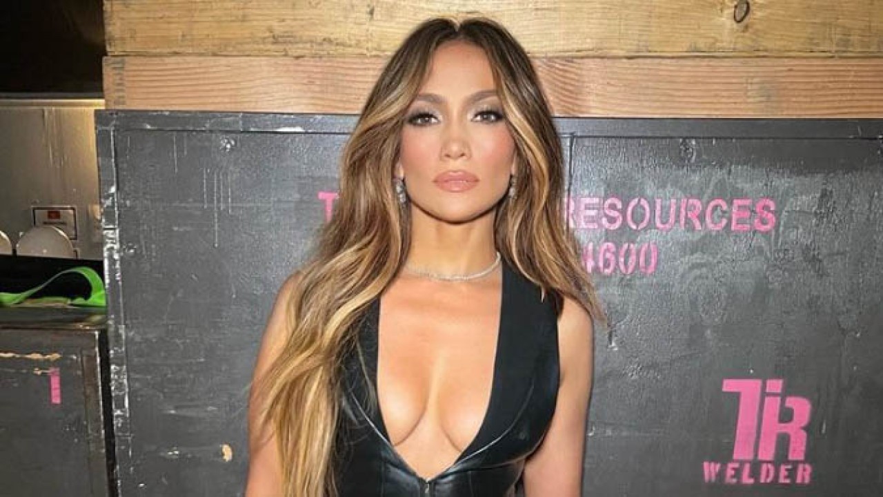 Jennifer Lopez em lançamento de festa com super decote mostrando os seios