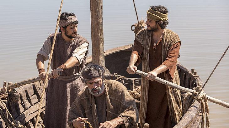 \"Jesus\": Pedro salva a vida de João que cai no mar da Galileia