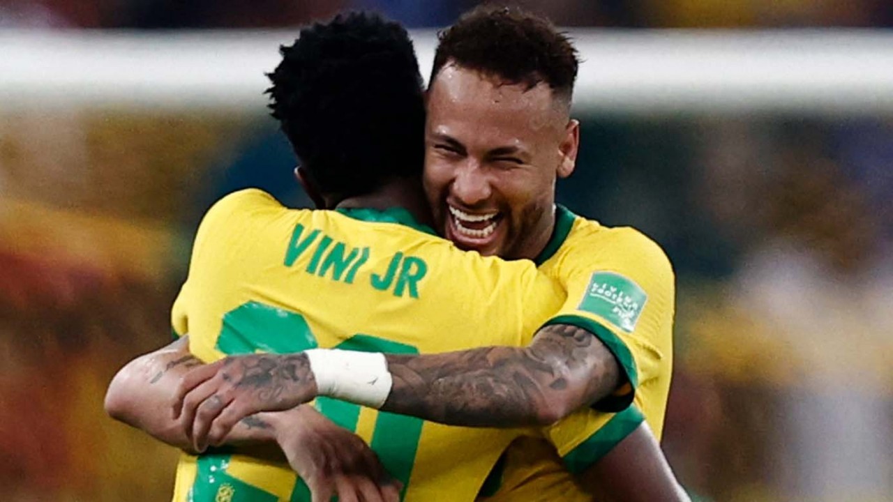 Vinícius Jr. e Neymar se abraçando