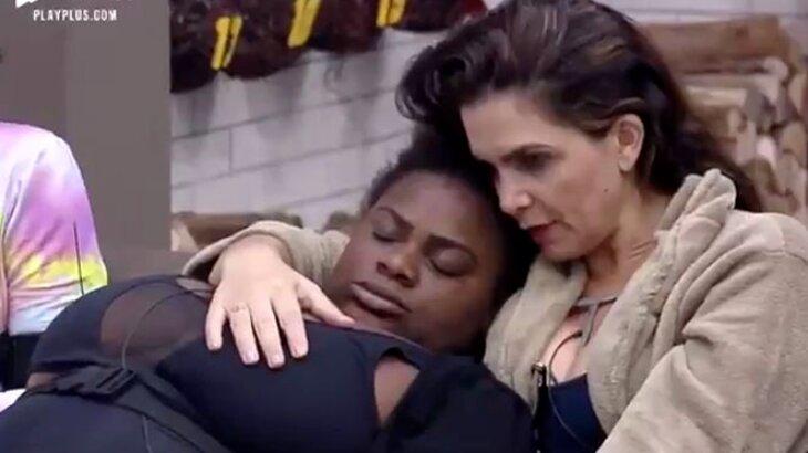 Luiza Ambiel com Jojo Todynho, que dorme em seu peito
