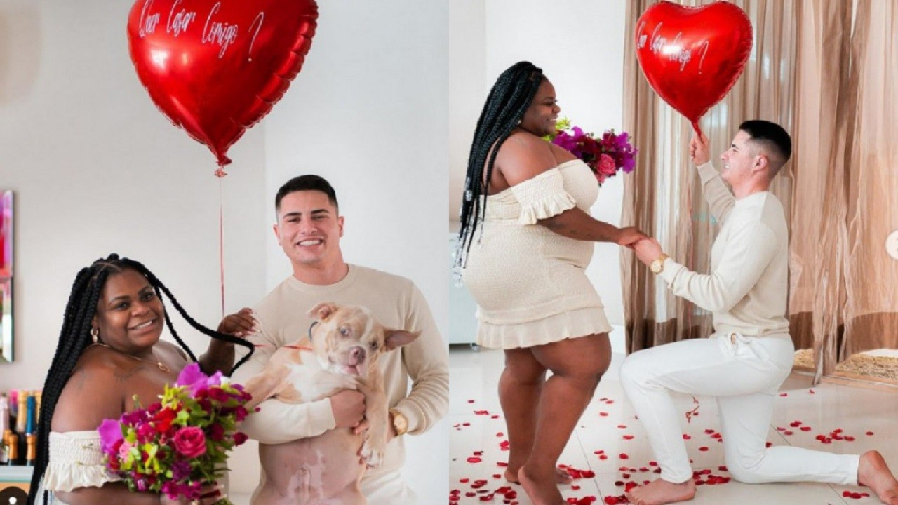 Jojo Todynho e Lucas Souza  no dia do noivado, com roupas brancas e um balão de coração escrito: Quer casar comigo?