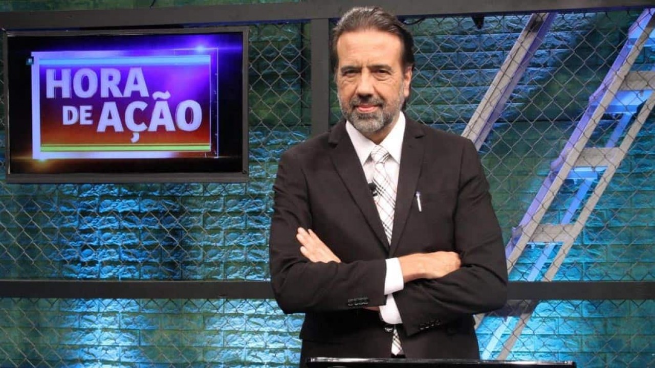 Jorge Lordello de braços cruzados no Hora de Ação na RedeTV!