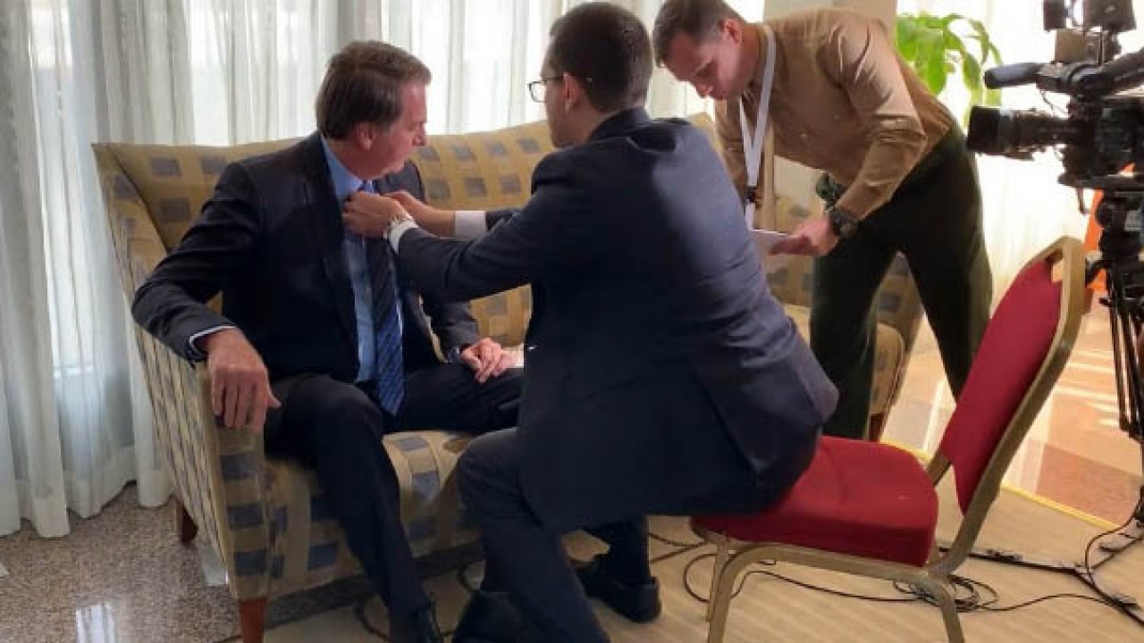 Bolsonaro se arrumando para entrevista