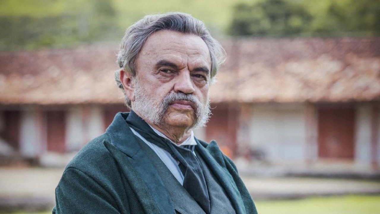 O ator José Dumont, de bigode e barba