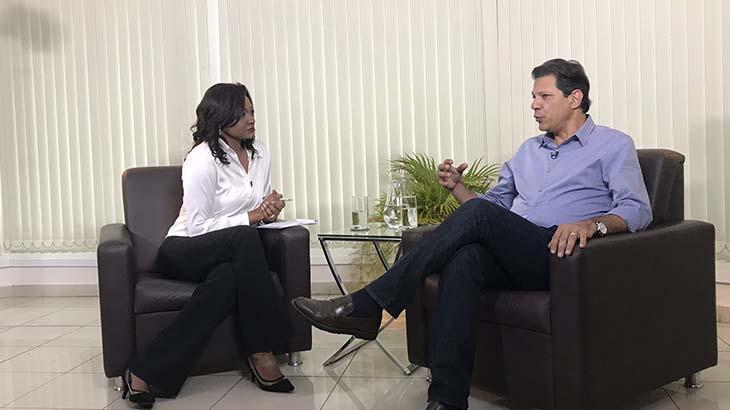 Joyce Ribeiro entrevista Jair Bolsonaro e Fernando Haddad para a TV Aparecida