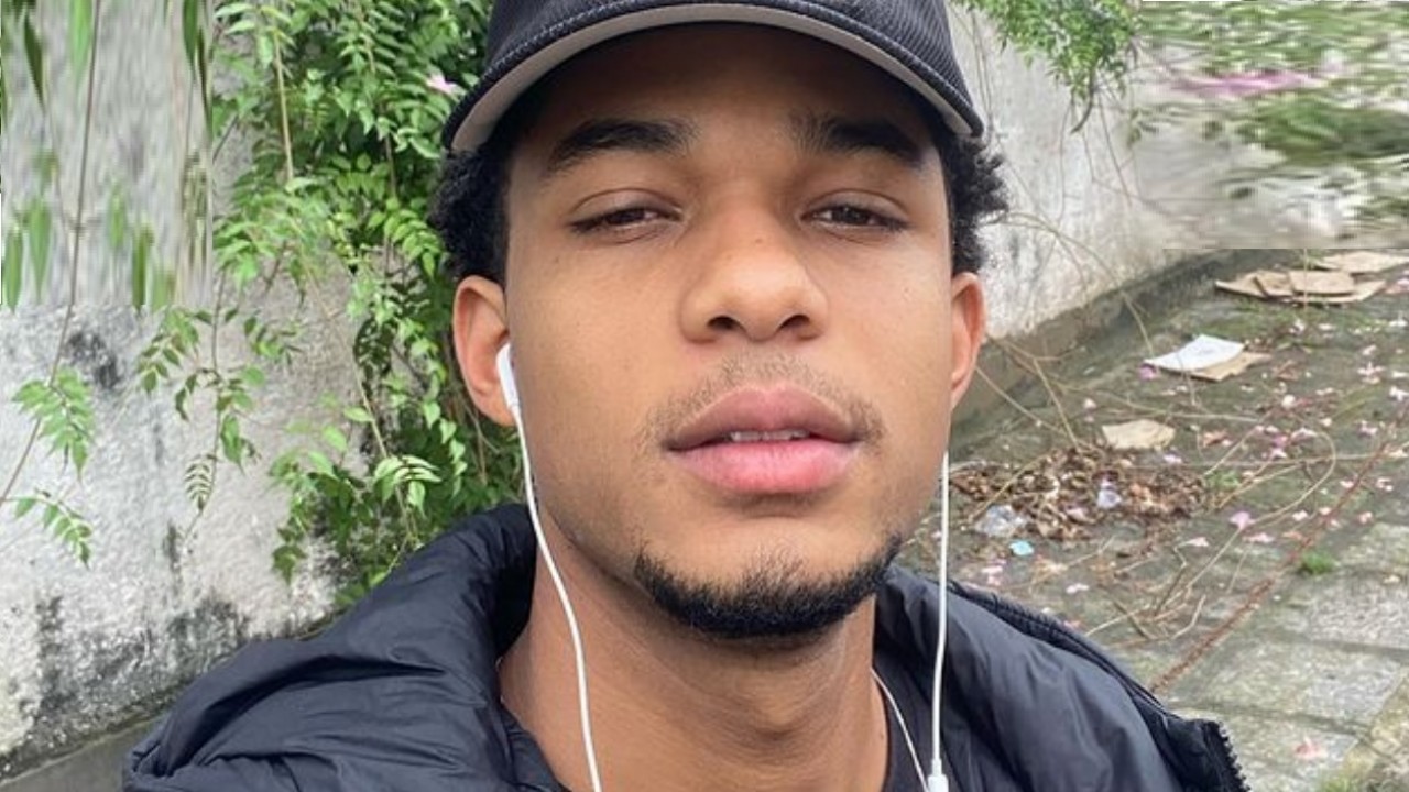 Juan Paiva posa de boné e fone de ouvido para selfie postada no Instagram