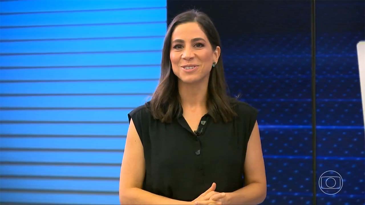 Julia Duailibi no cenário do Jornal da Globo