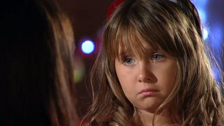 Júlia faz cara de choro para Manu com notícia de separação