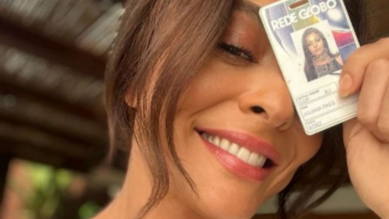 Juliana Paes sorrindo e posando para foto com crachá da Globo