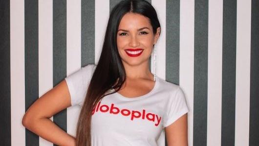 Juliette veste camiseta com o logo do Globoplay