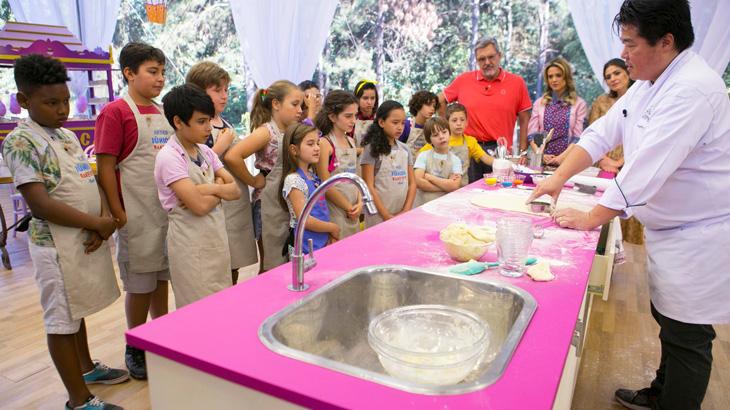 Crianças têm primeira aula com especialista no \"Júnior Bake Off Brasil\"