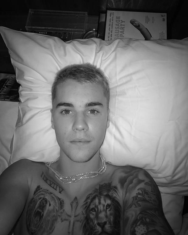 Justin Bieber chega ao Brasil e exibe foto com nova tatuagem