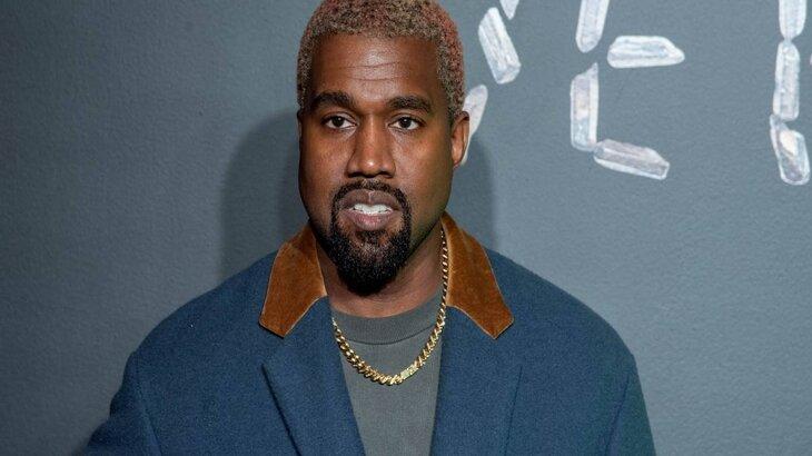 Kanye West posa sério para foto