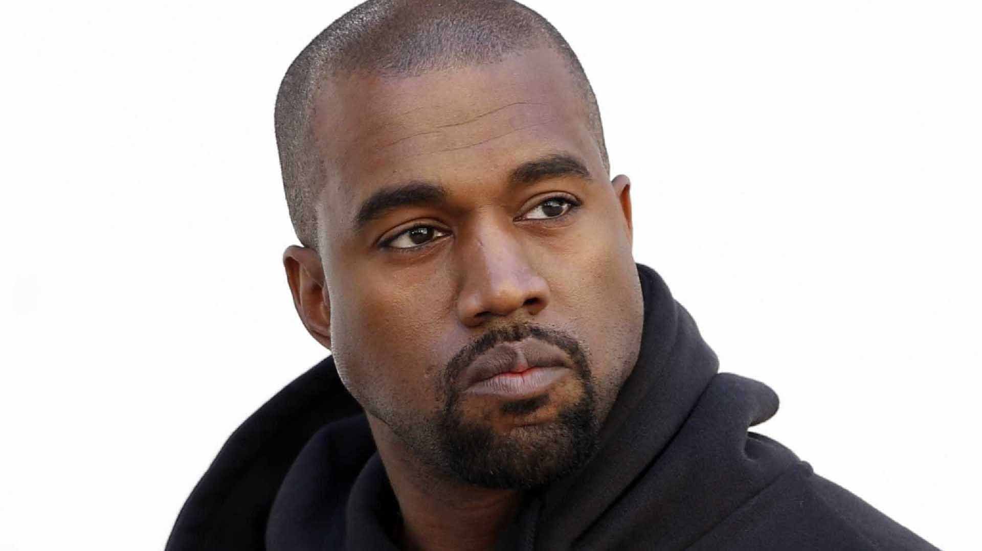 Kanye West sério e de moletom