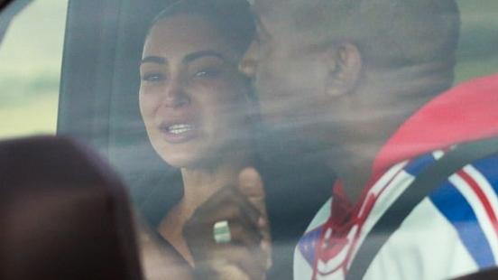 Kim Kardashian chorando ao lado de Kanye West