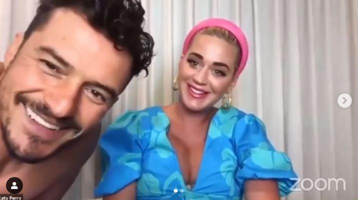 Katy Perry é surpreendida pelo noivo Orlando Bloom sem camisa em live