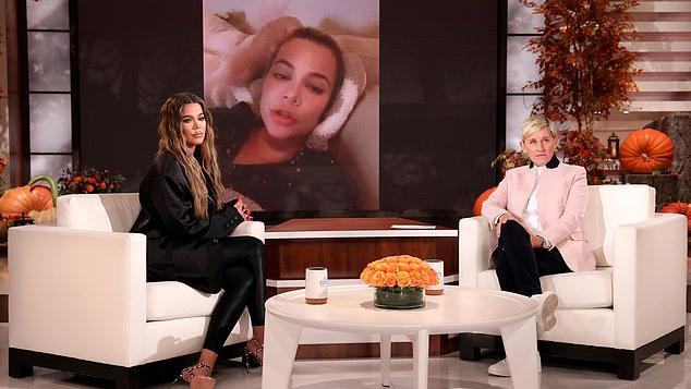 Klhoe Kardashian sentada no programa de Ellen