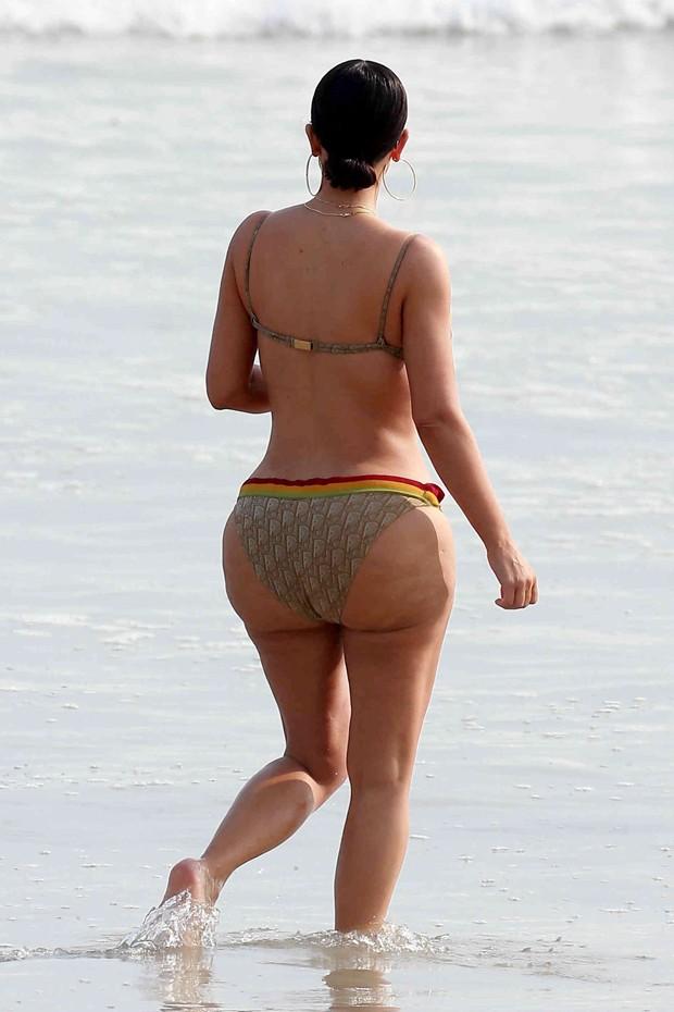 Kim Kardashian exibe corpão na praia e fãs questionam: \"É assim sem tratamento nas fotos?\"