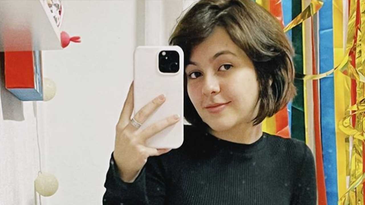 Klara Castanho segurando um celular, fazendo selfie