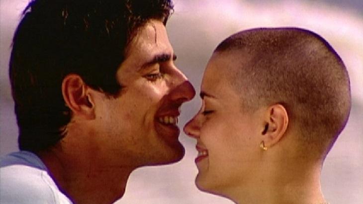 Reynaldo Gianecchini e Carolina Dieckmann, de cabeça raspada, em cena da novela Laços de Família, em reprise na Globo