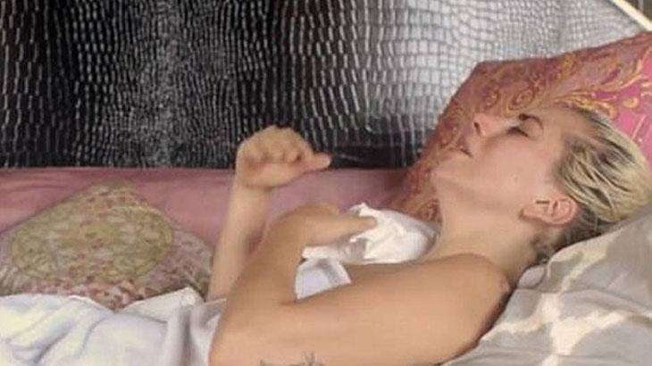 Lady Gaga aparece em documentário levando injeção no bumbum