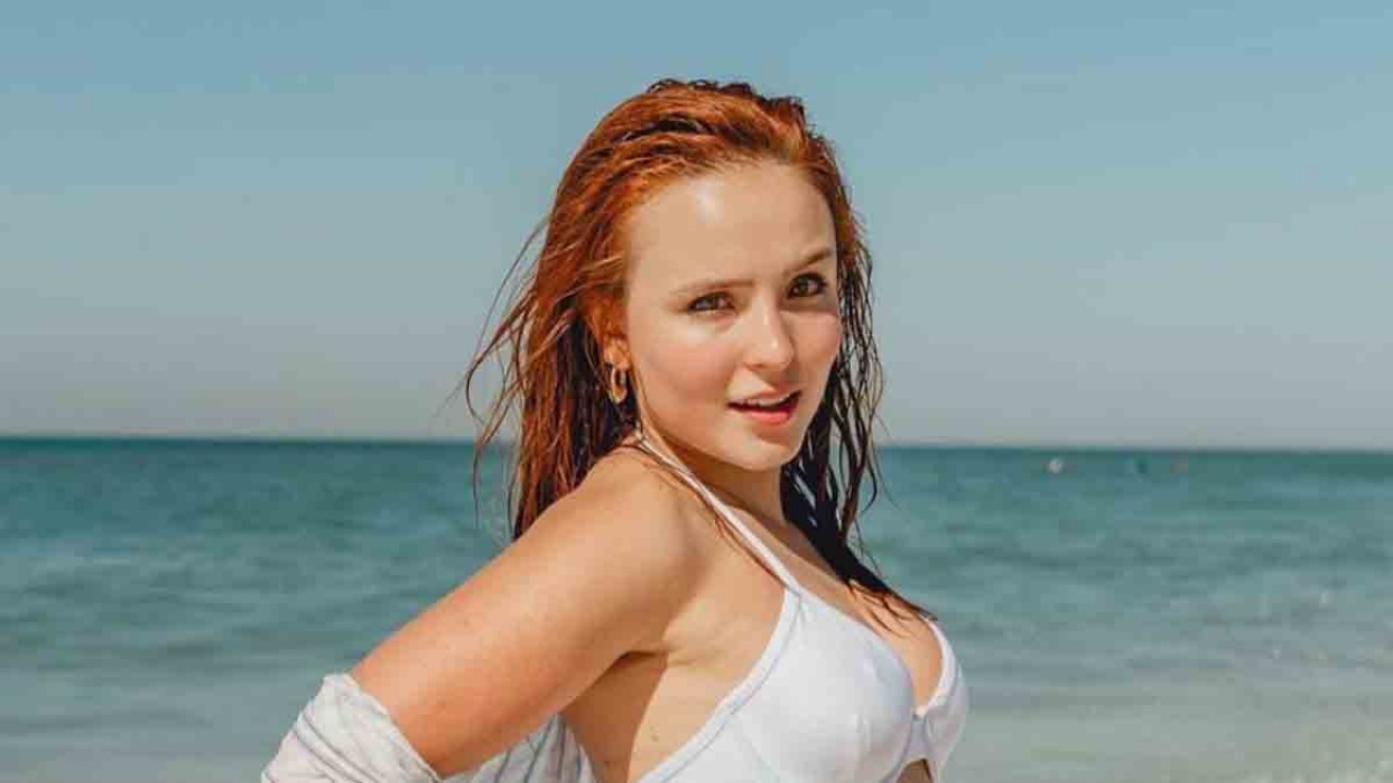 Larissa Manoela na praia com cabelo ruivo