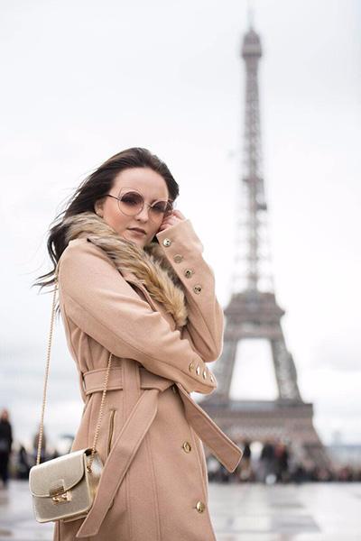 Larissa Manoela fotografa para linha de bolsas em Paris