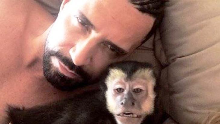 Latino faz selfie ao lado de seu macaco de estimação