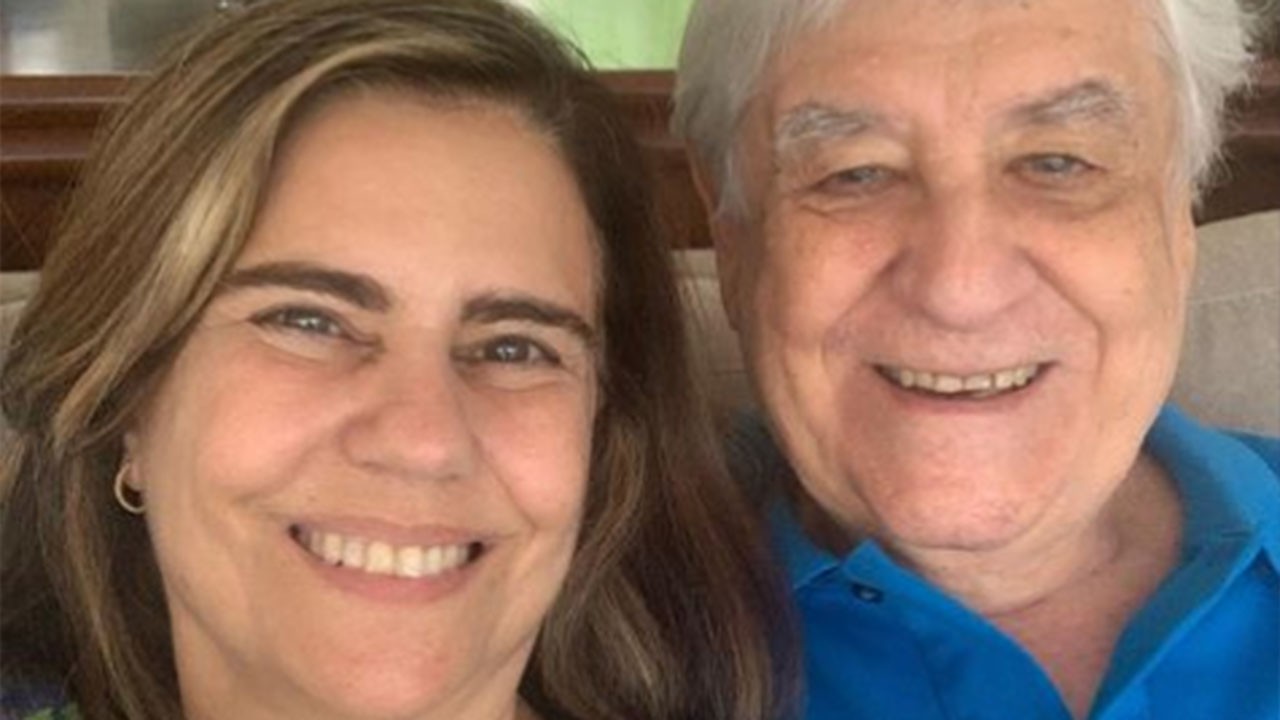 Mayara Magri faz selfie sorridente com Lauro César Muniz