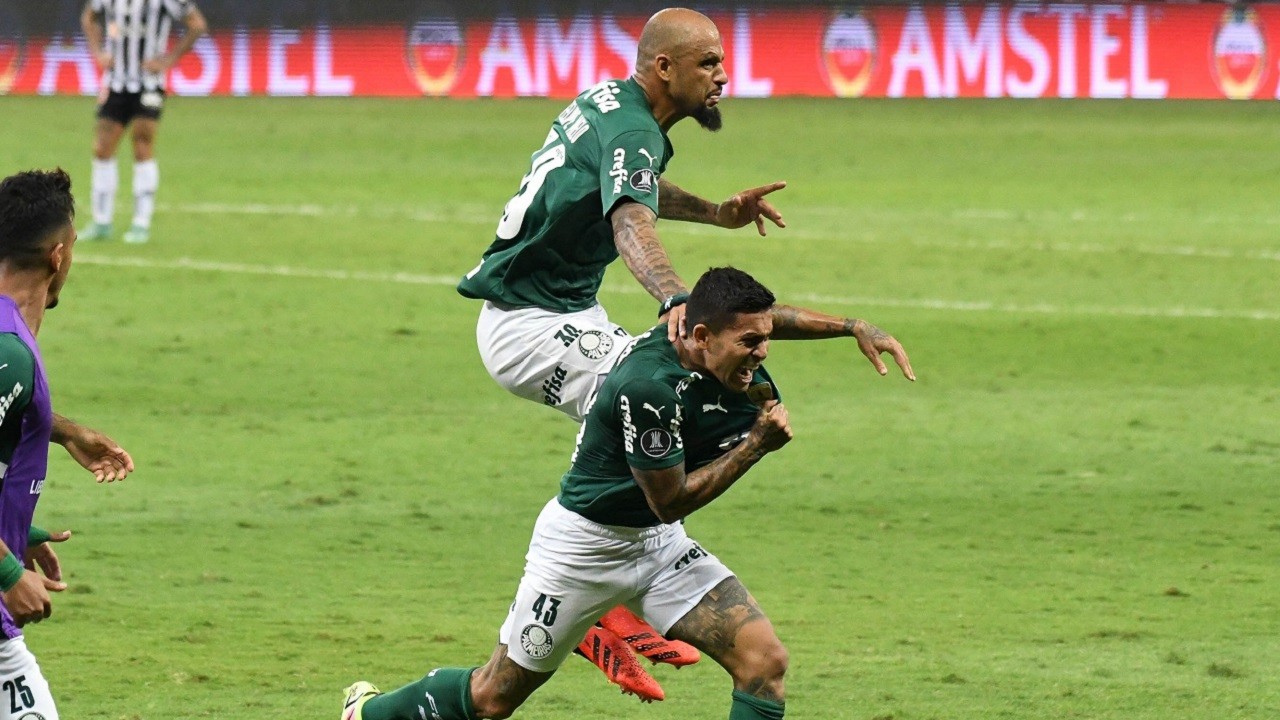 Jogadores do Palmeiras comemorando gol