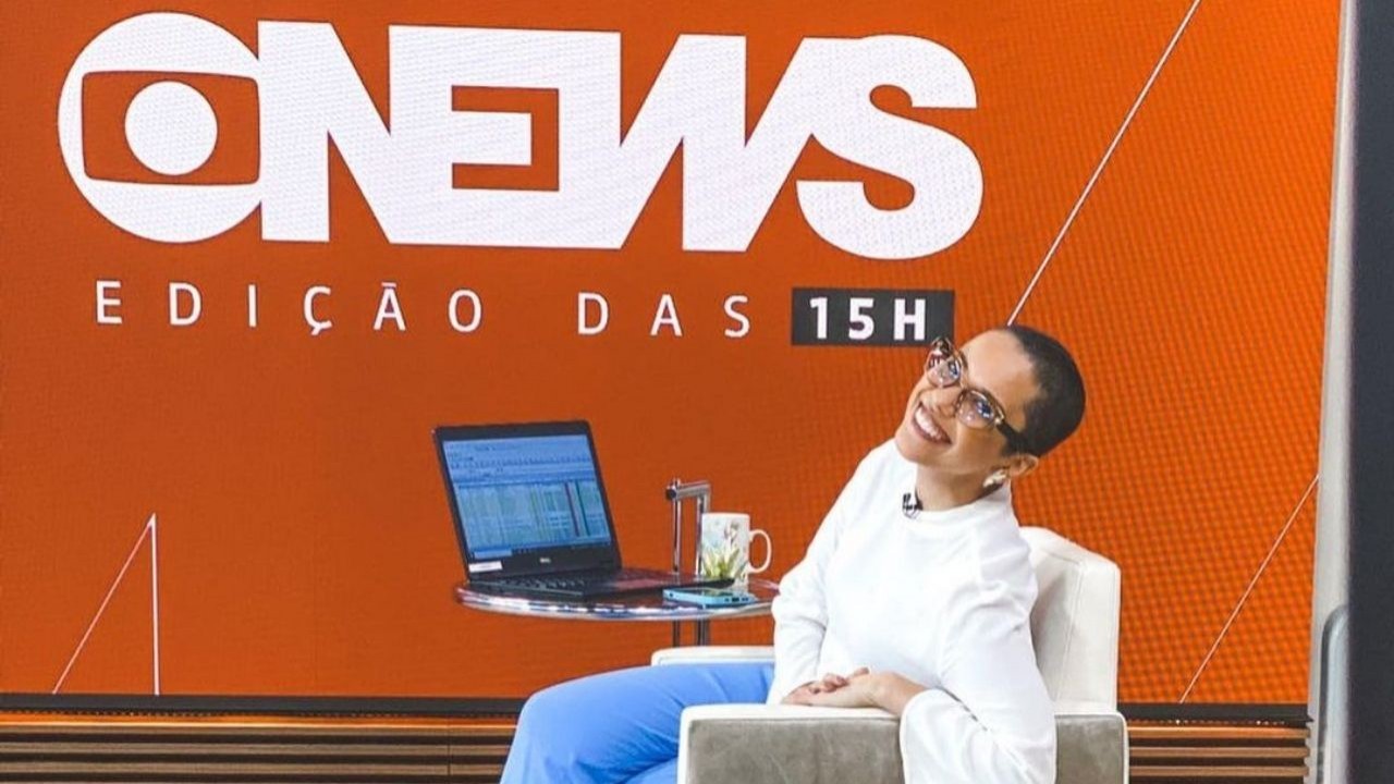 Lilian Ribeiro sorrindo e posando para foto em cenário da GloboNews