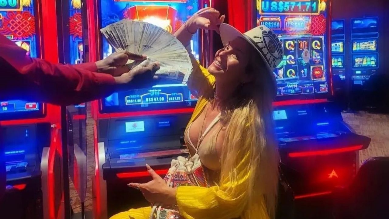 Lívia Andrade vestindo roupa amarela, posando com dinheiro em cassino no Caribe