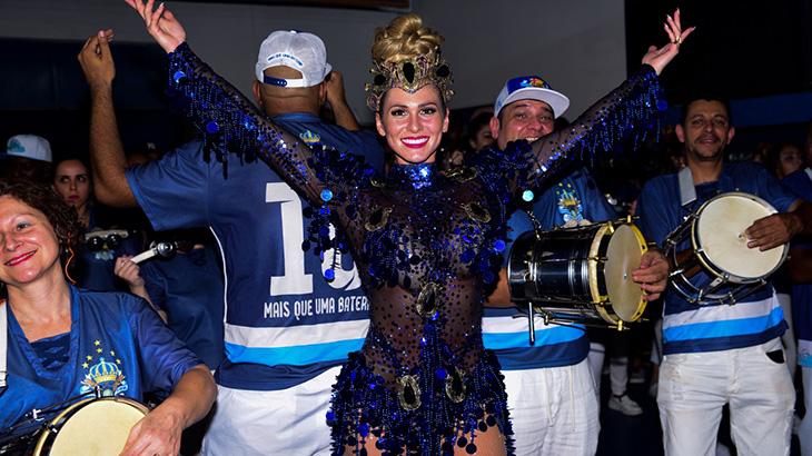 Lívia Andrade pode ser rainha de bateria no Rio: \"estou analisando as propostas\"