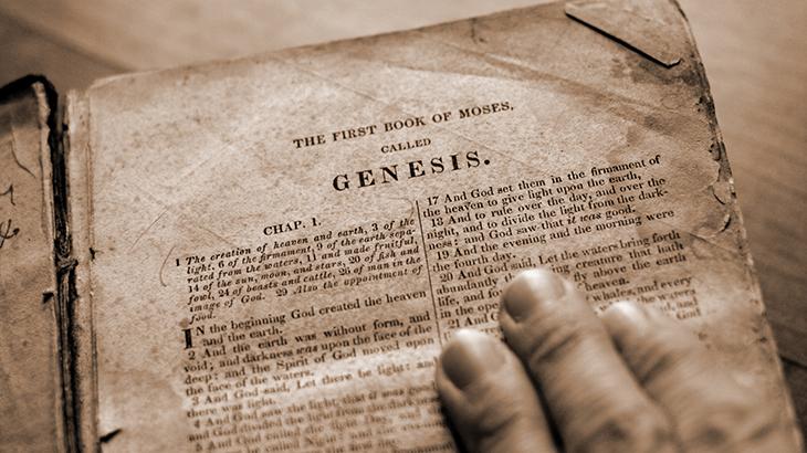 Bíblia na página de Gênesis