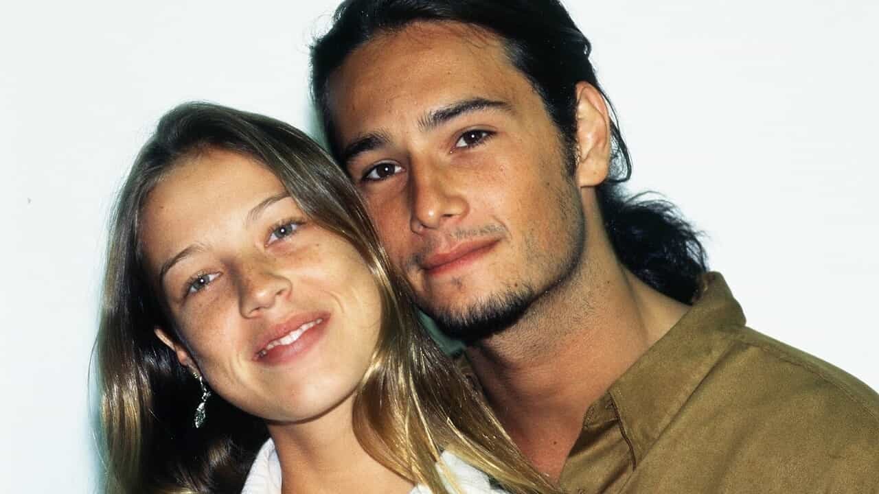 Luana Piovani e Rodrigo Santoro abraçados em foto da época em que namoravam, há mais de 20 anos