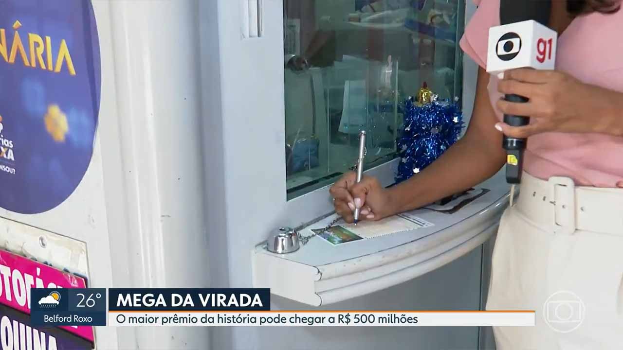 Repórter da Globo marcando os números no papel