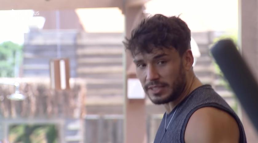 Lucas Viana relatou ganho de peso no reality show A Fazenda 2019