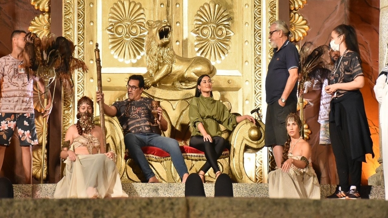 Luciano e Thaynara sentados no palco no meio da produção