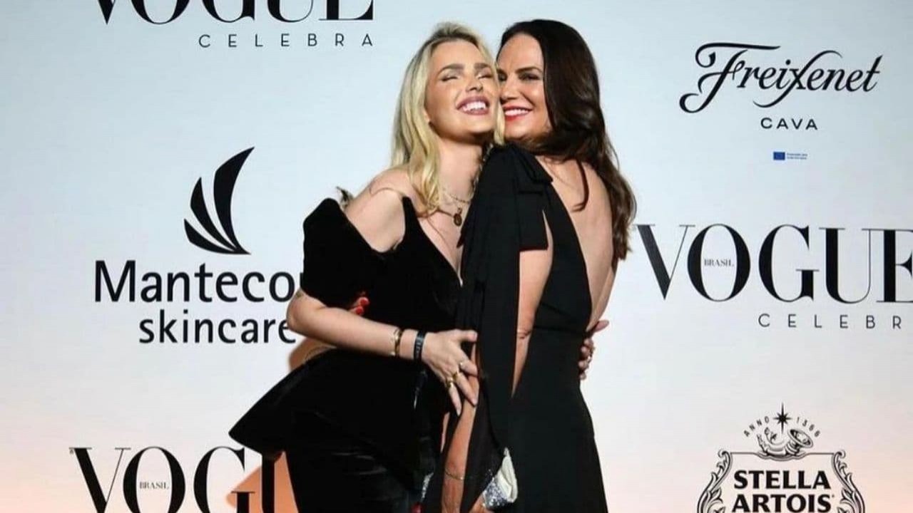 Yasmin e Luiza Brunet sorrindo, abraçadas, de roupa preta