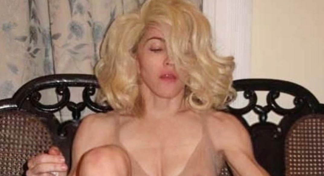 Madonna postou foto com sutiã transparente que exibe seus seios