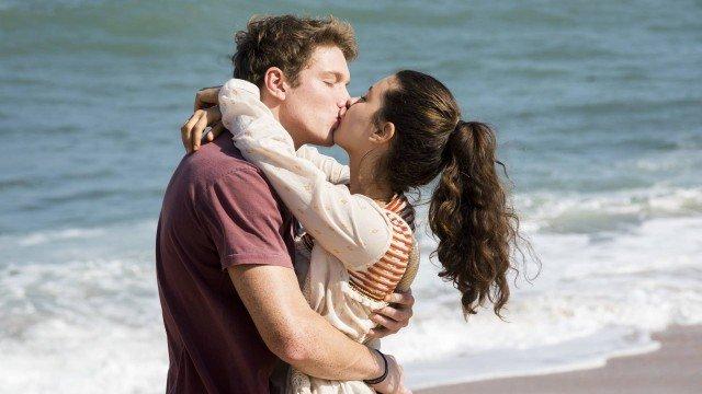 Rita e Filipe se beijam na praia em Malhação