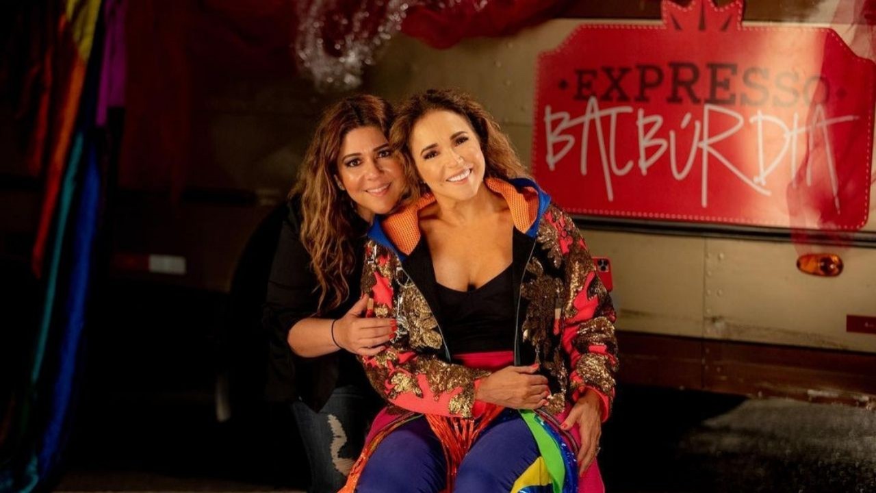 Daniela Mercury e Malu Verçosa posando abraçadas para foto