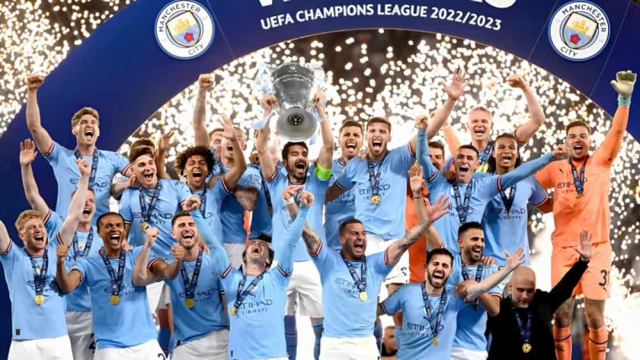 Jogadores do Manchester City levantando taça da Champions League