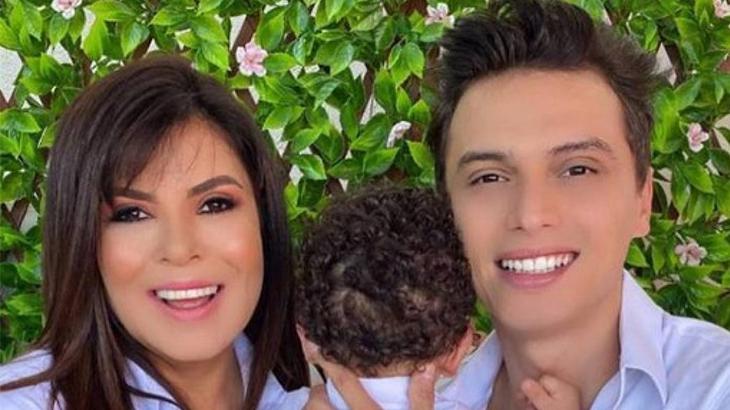 Mara Maravilha sorrindo ao lado do noivo, Gabrel Torres, e seu filho Benjamimda