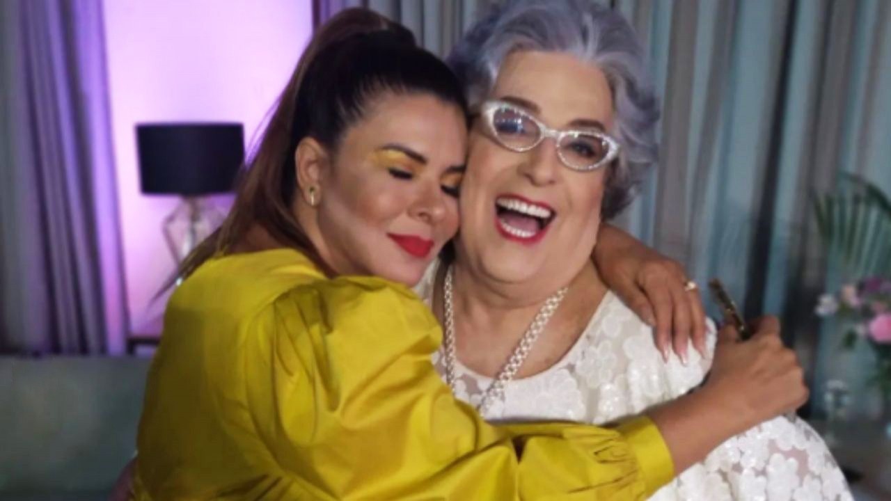 Mara Maravilha e Mamma Bruschetta abraçadas em foto