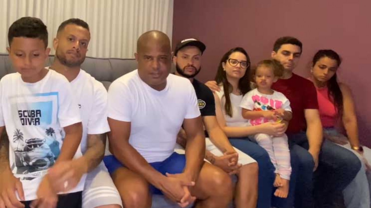 Marcelinho Carioca ao lado da família