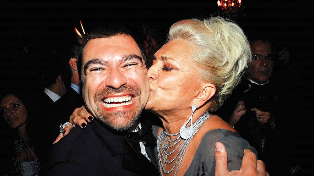 Hebe Camargo beijando o filho Marcello Camargo